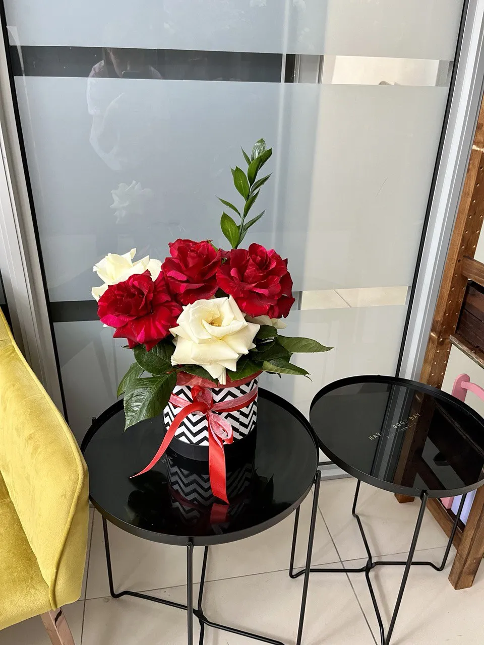 Фото WOW-коробка с ажурными розами