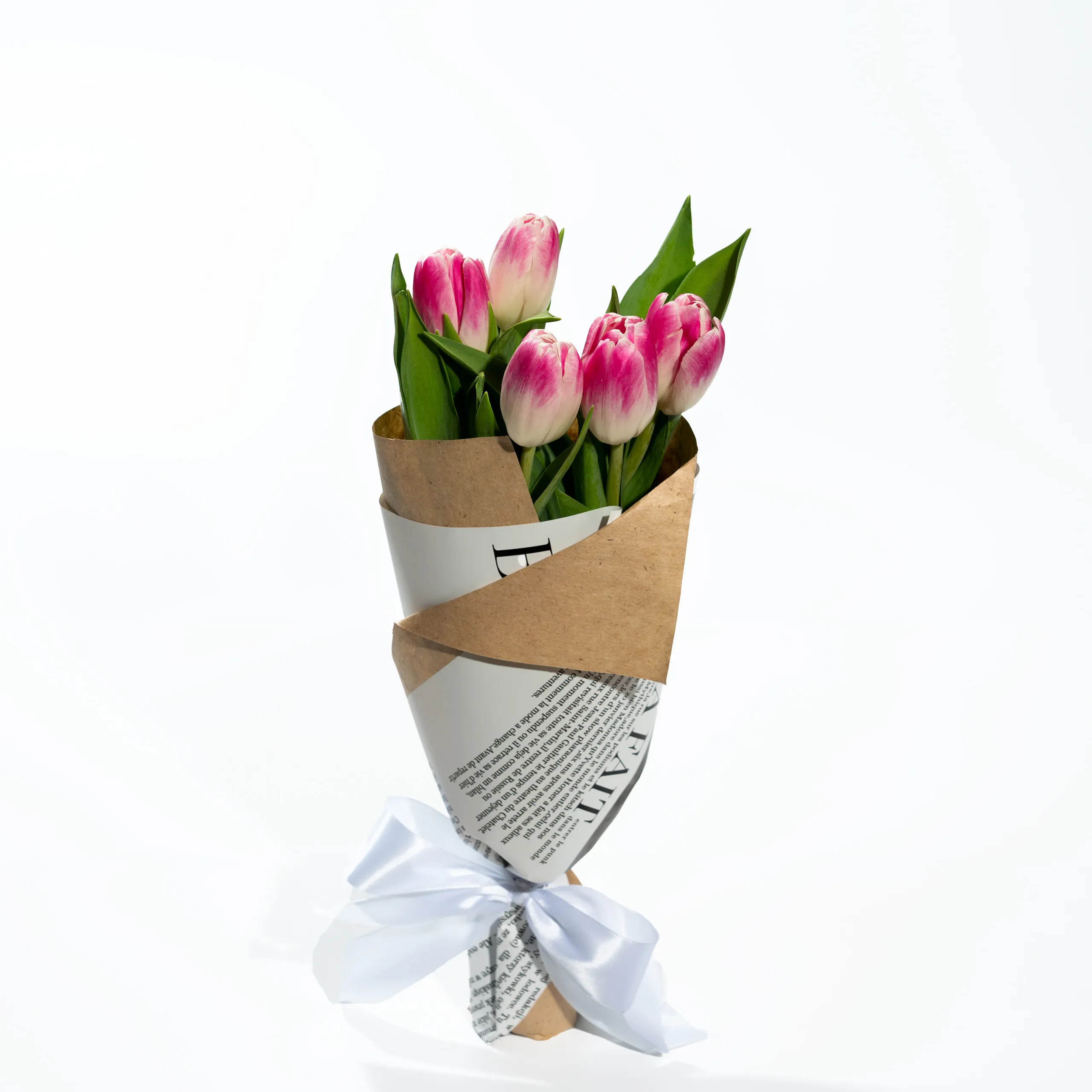 Фото 5 розовых тюльпанов в стильной упаковке