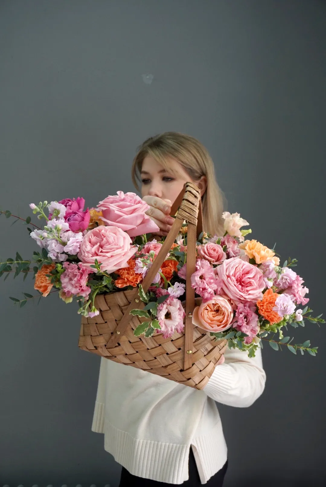 Фото Элитная корзина Bottega с цветами в весенних оттенках