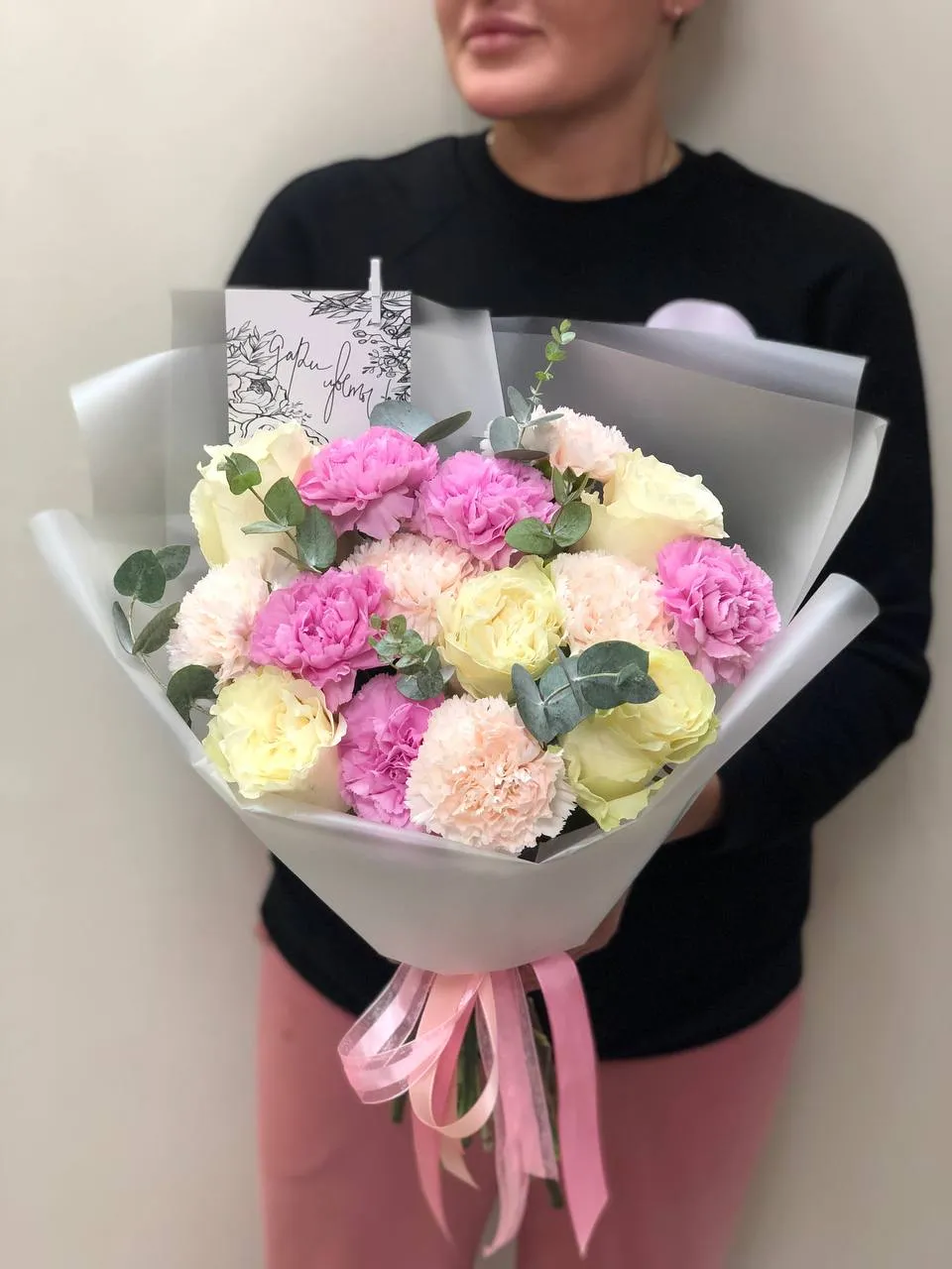 Фото Нежный букет с белой розой и розовым диантусом