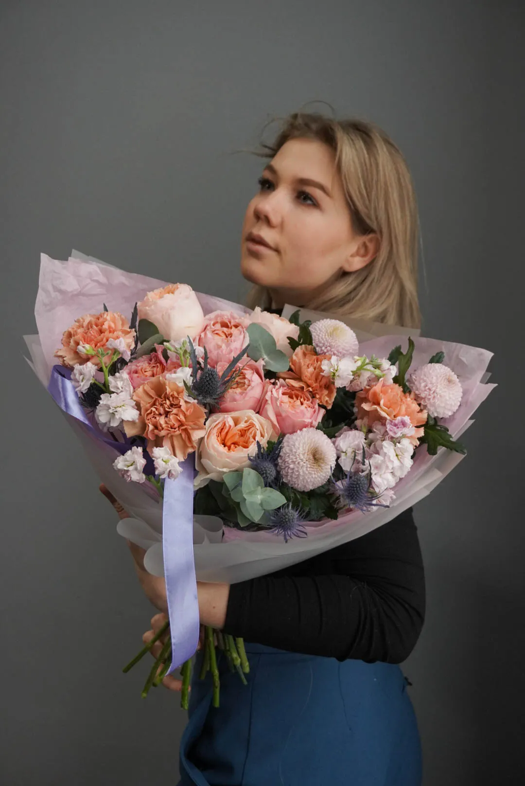 Фото Роскошный авторский букет из элитных роз Дэвида Остина и экзотических цветов