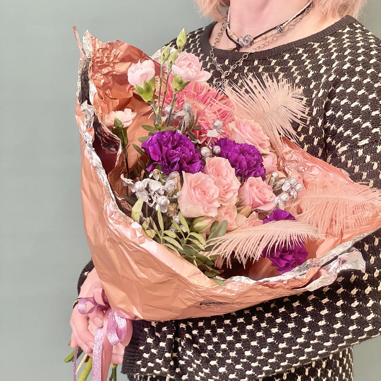 Фото "Плюмаж" букет с герберой, диантусами и кустовой розой