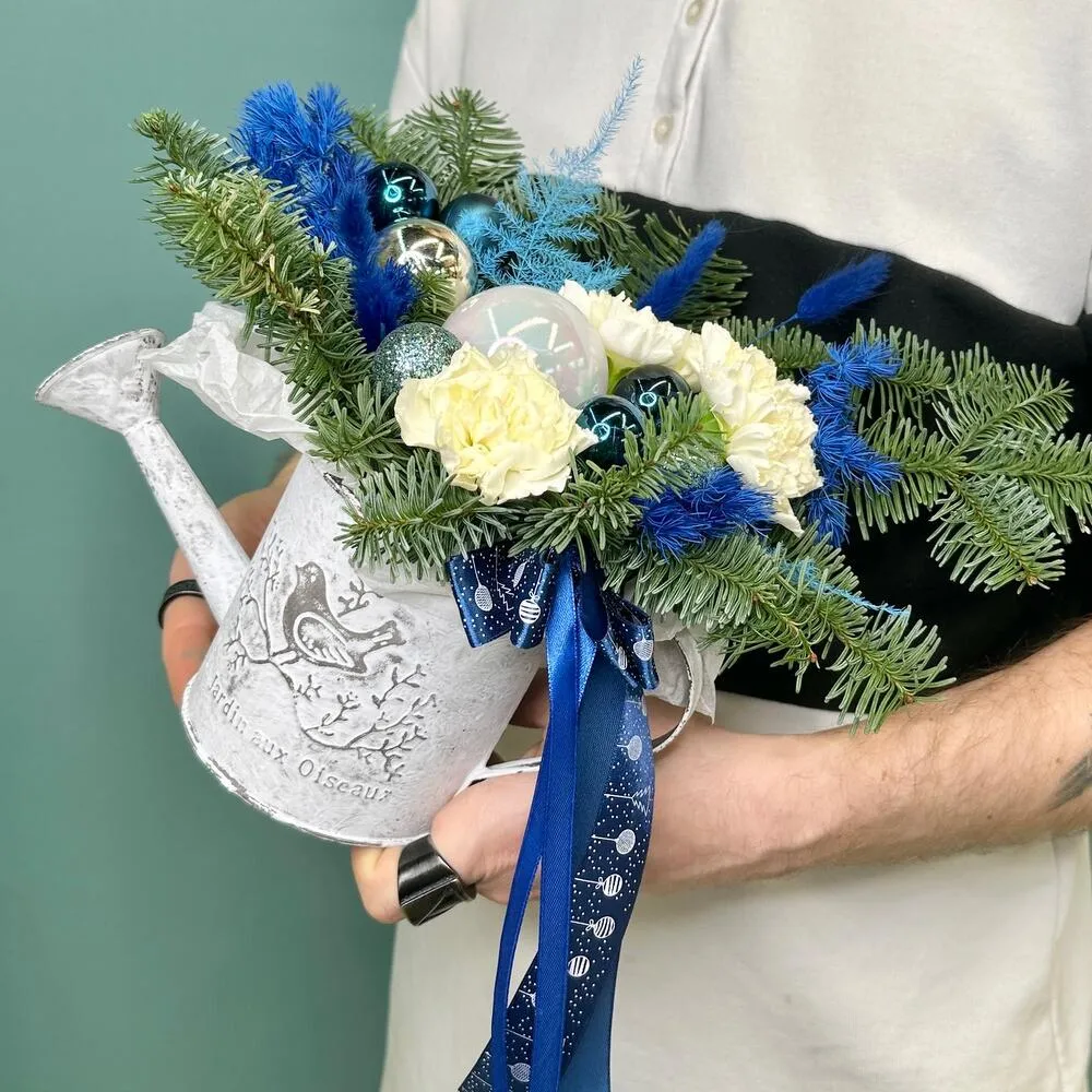 Фото "Синяя сойка" композиция из пихты и декора в лейке