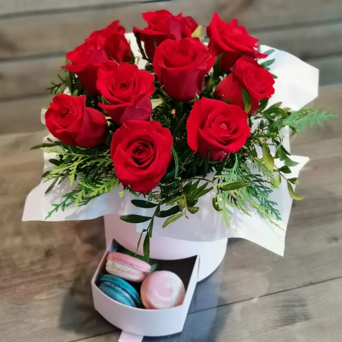 Фото Коробка Красный роз с Macaroon