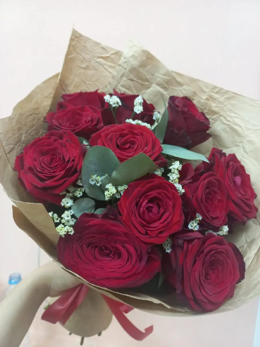 Фото Букет 11 бордовых роз с эвкалиптом