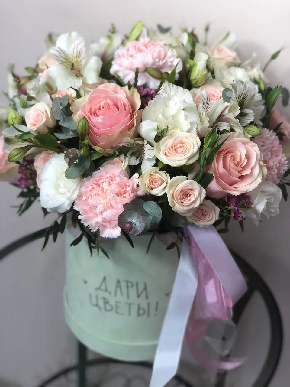 Фото Шляпная коробка с цветами "Признание"