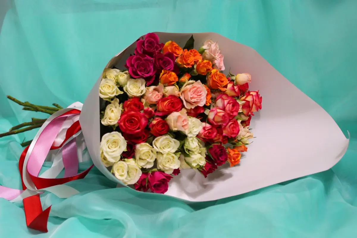 Фото Букет из 15 разноцветных кустовых роз