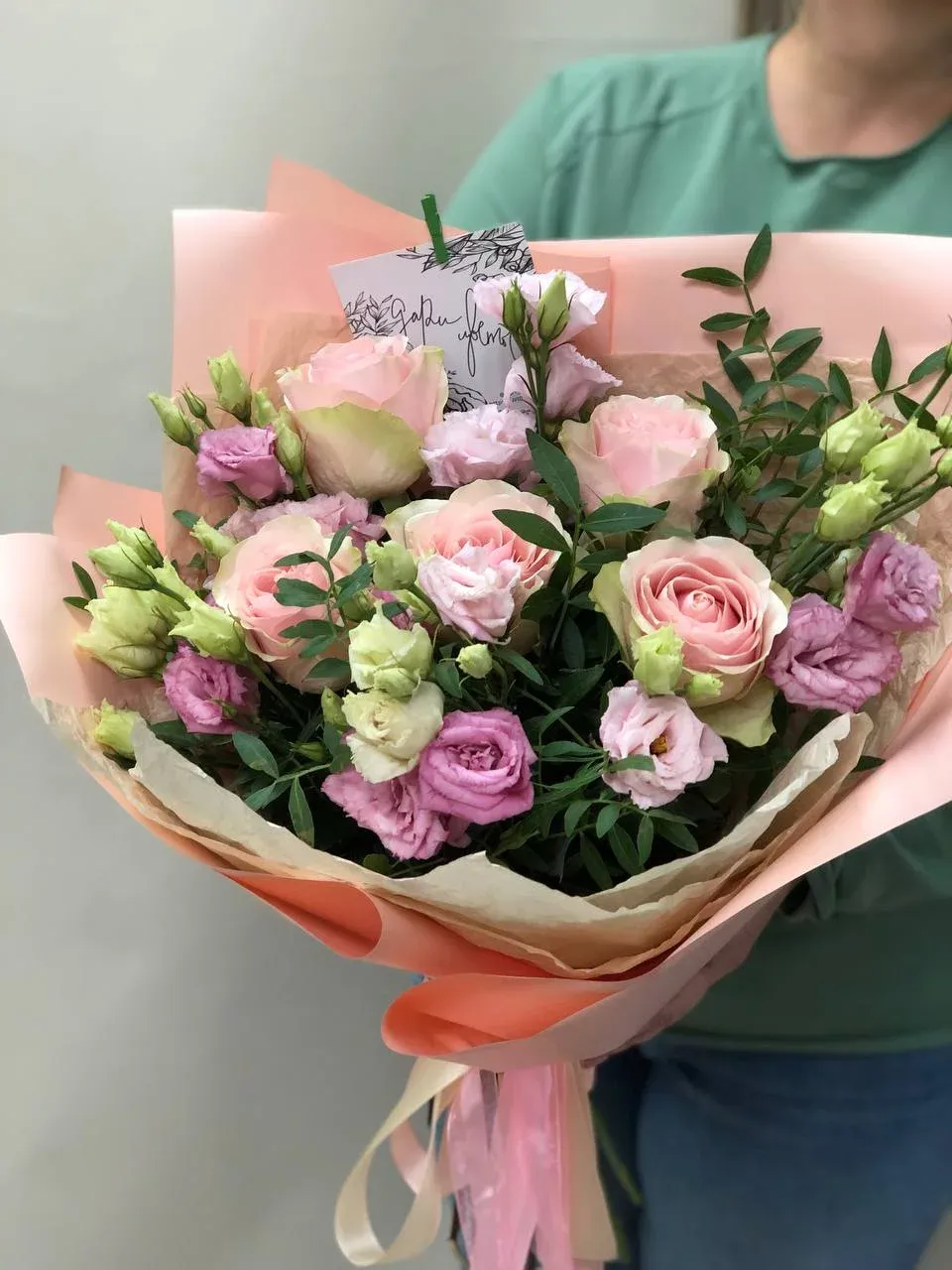 Фото Нежный букет с розой и лизиантусом