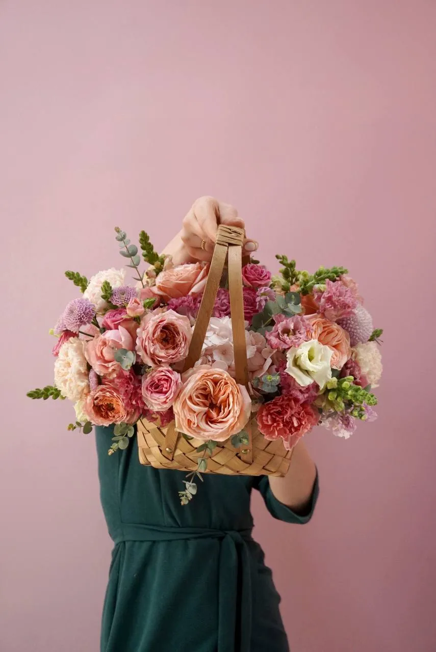 Фото Корзина bottega luxe с элитными сортовыми цветами