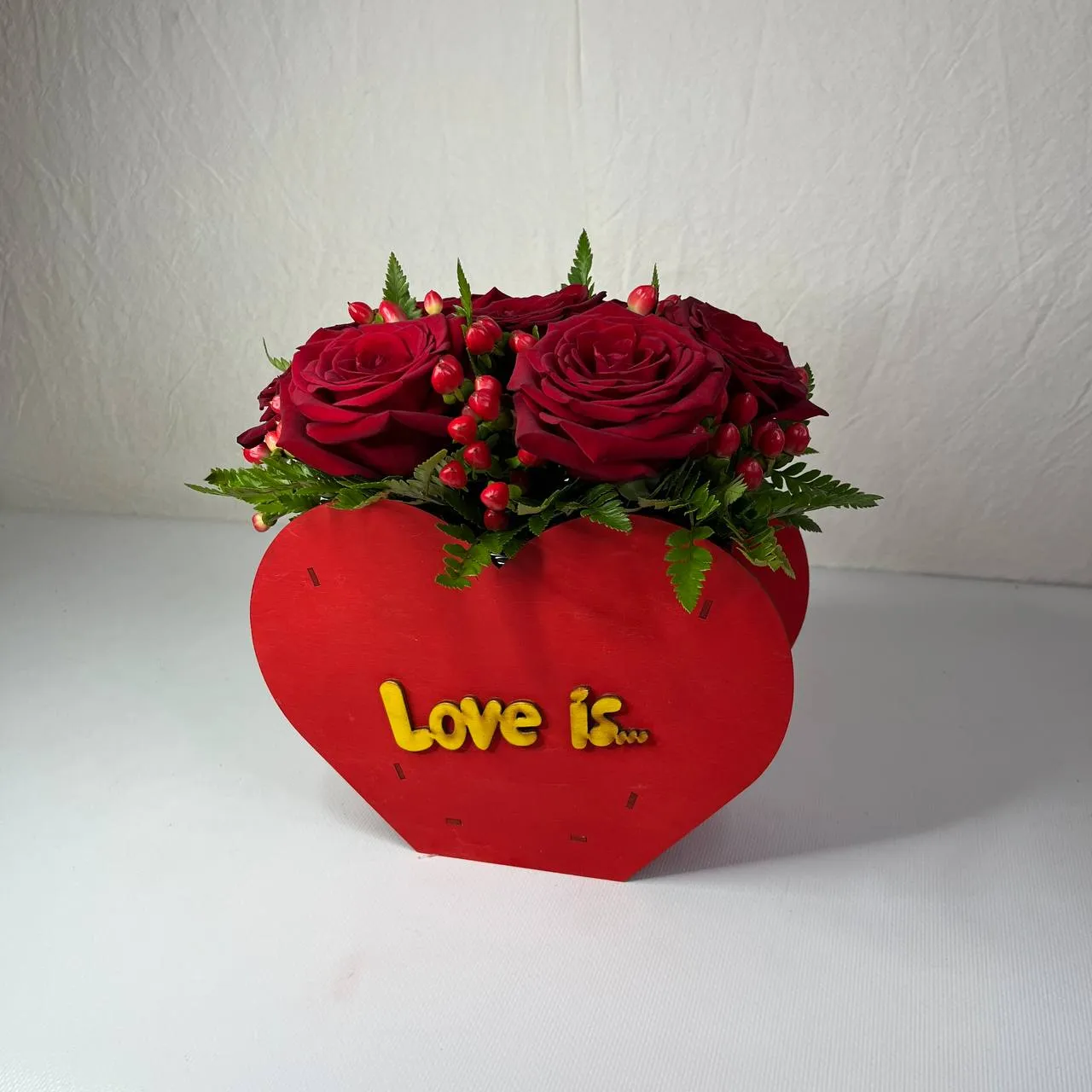 Фото Букет из роз в коробке "Love is"