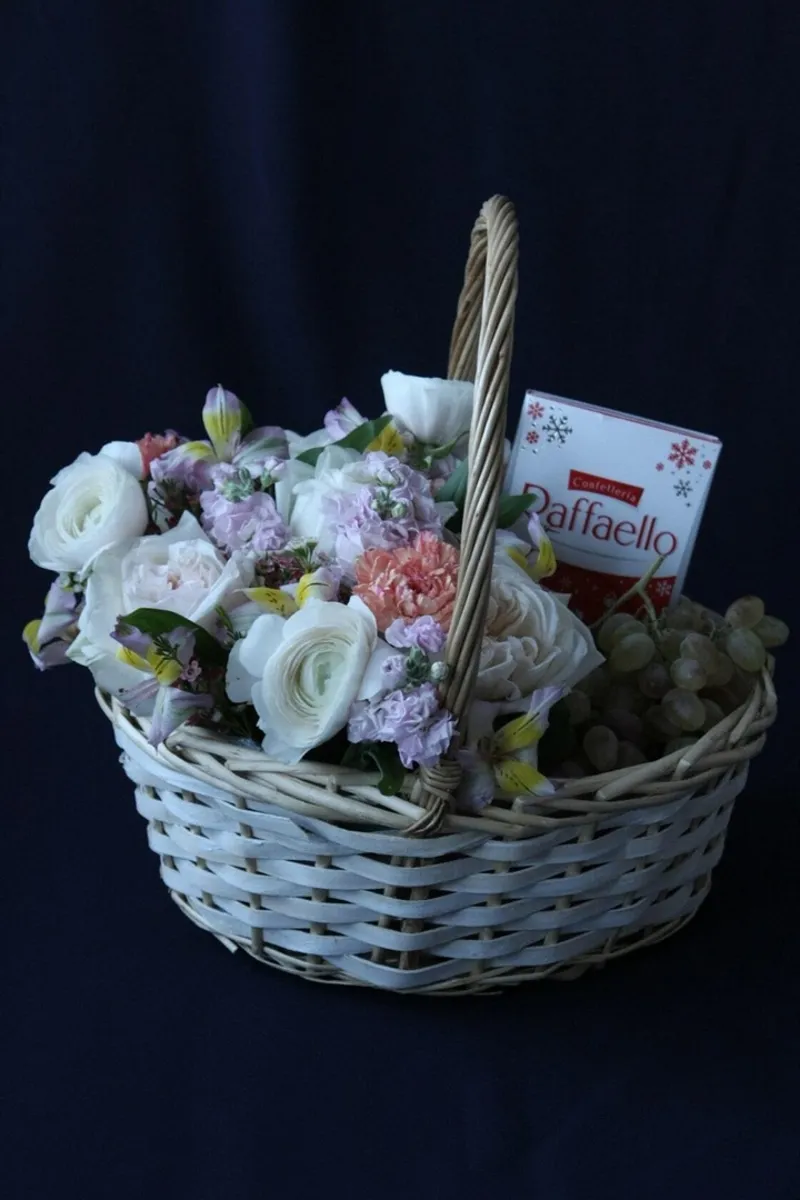 Фото Корзина 8 с цветами, фруктами и конфетами