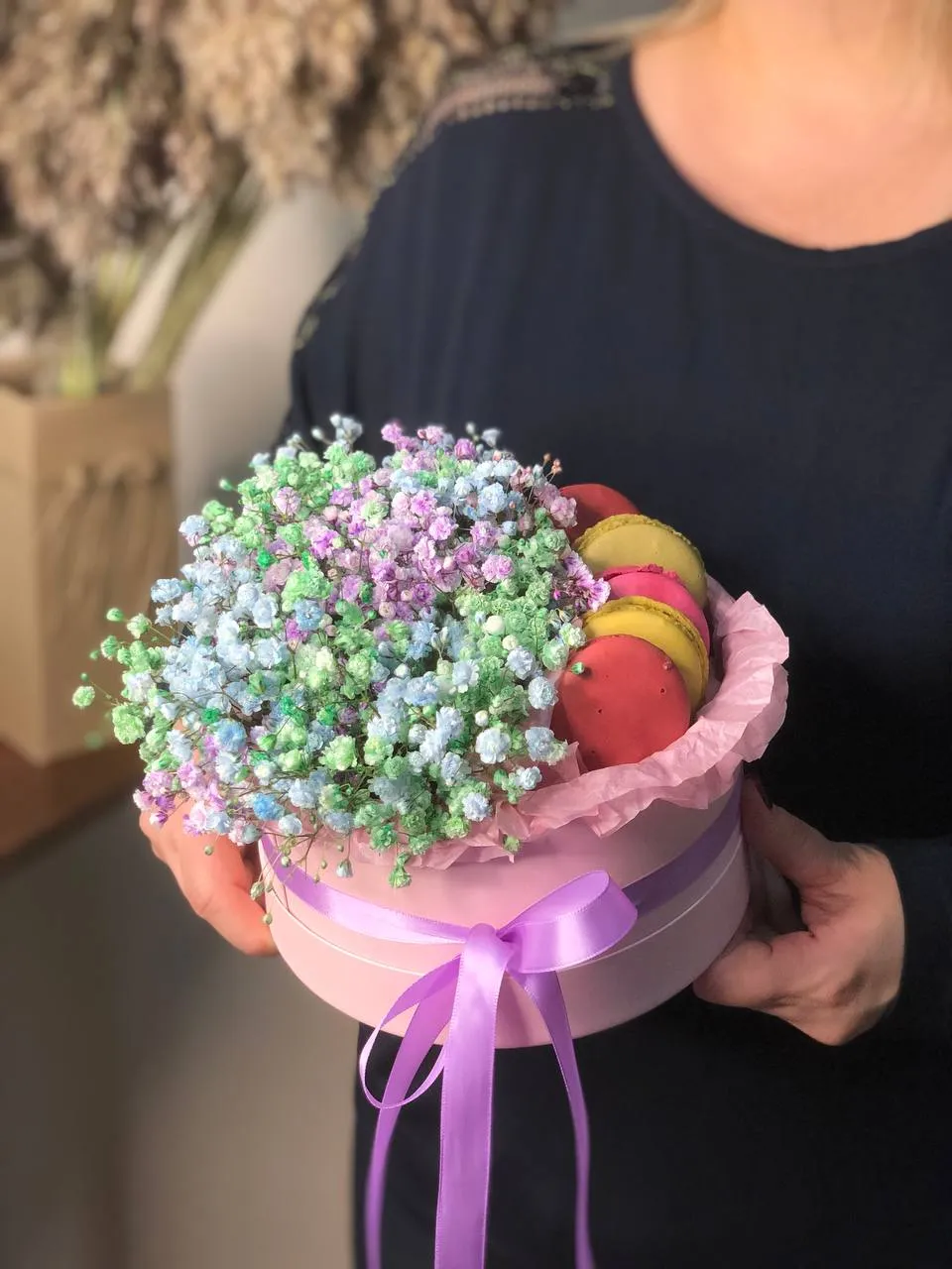 Фото Коробочка с макарунами и цветами "Радужного настроения!"