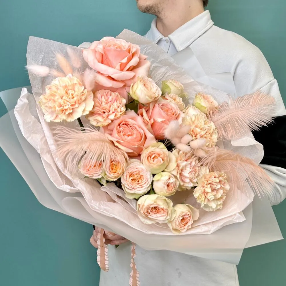 Фото "Персиковый пух"(Pantone 2024) букет с пионовидной розой и диантусами