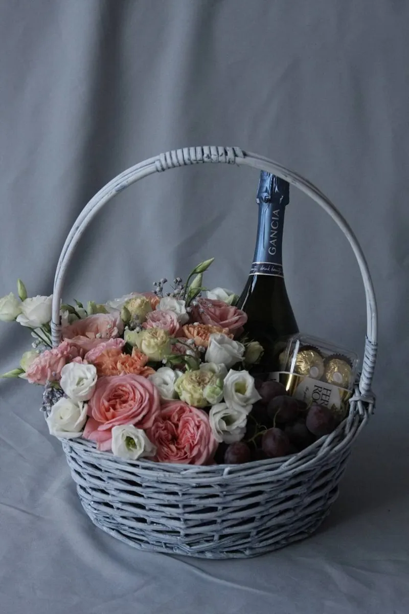 Фото Цветочная композиция 29 с фруктами, шампанским и конфетами