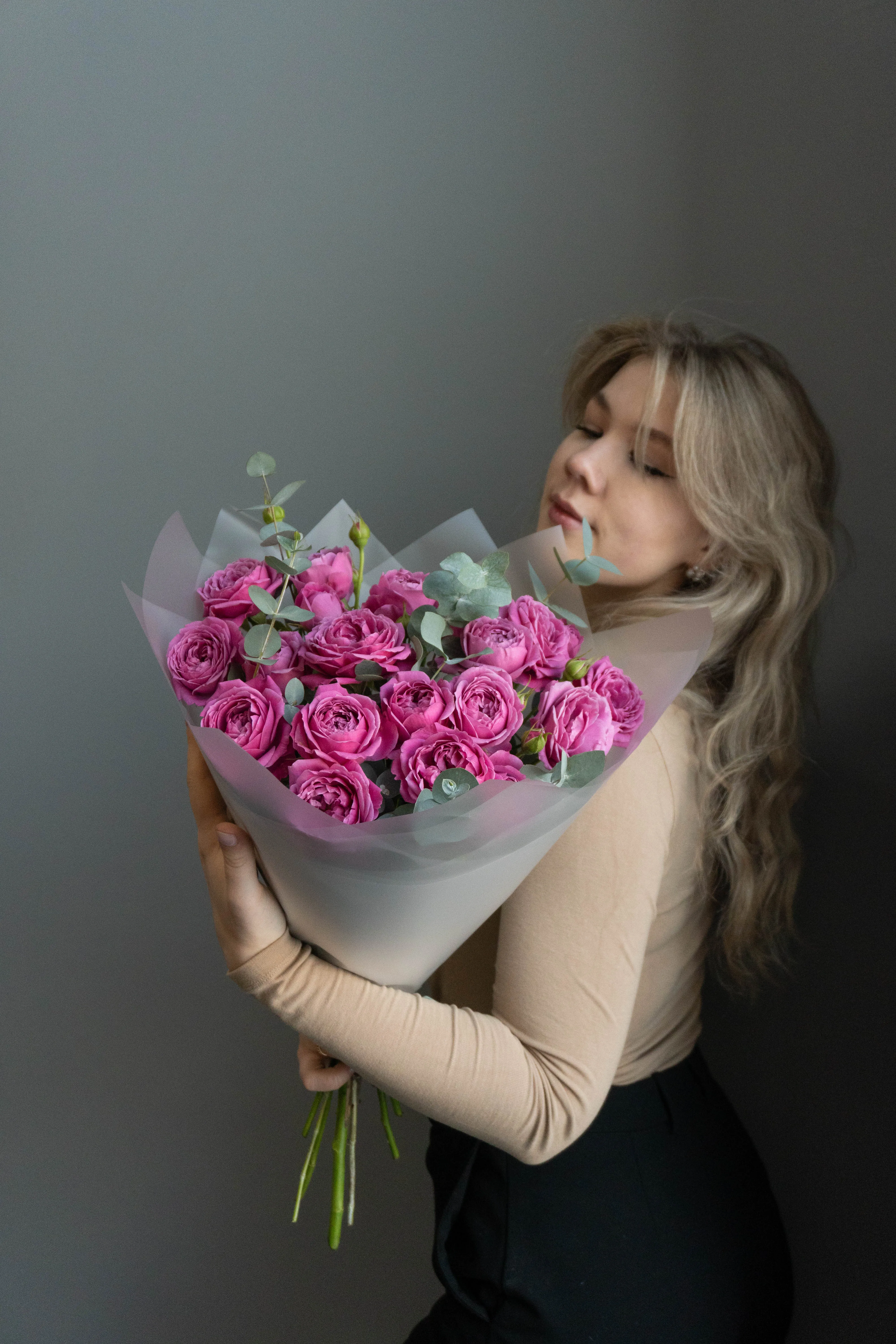 Фото Букет из кустовых пионовидных роз с эвкалиптом mayby