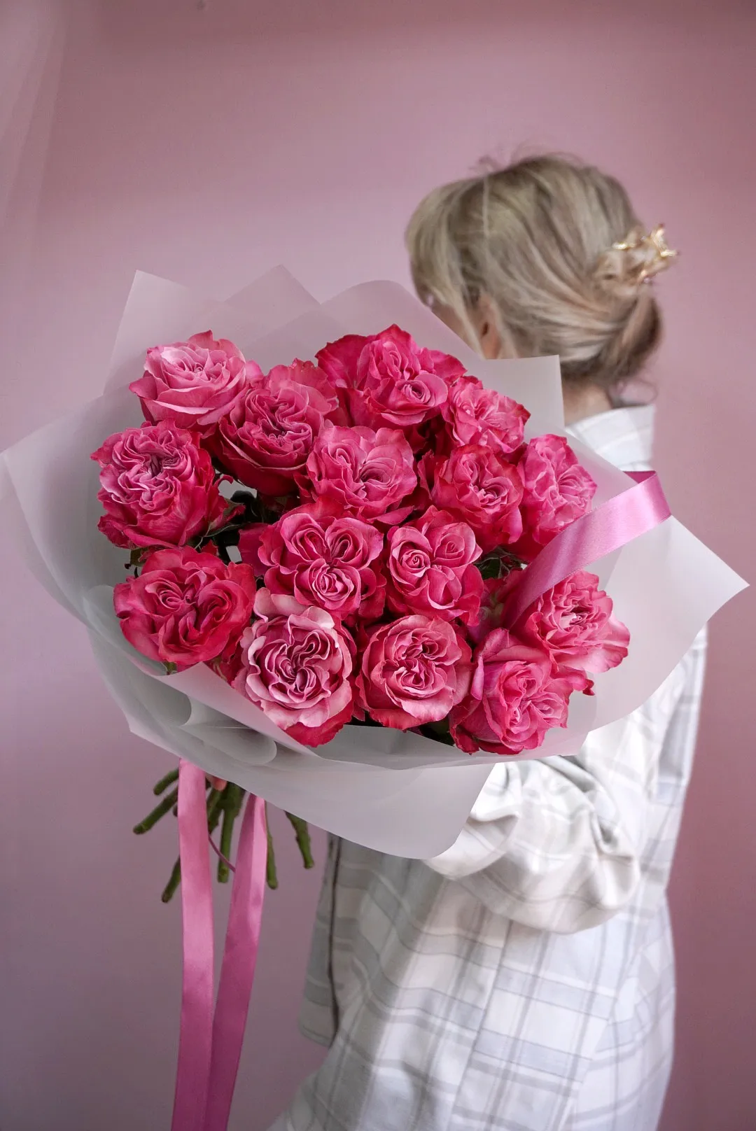 Фото Букет из роскошных кудрявых пионовидных роз