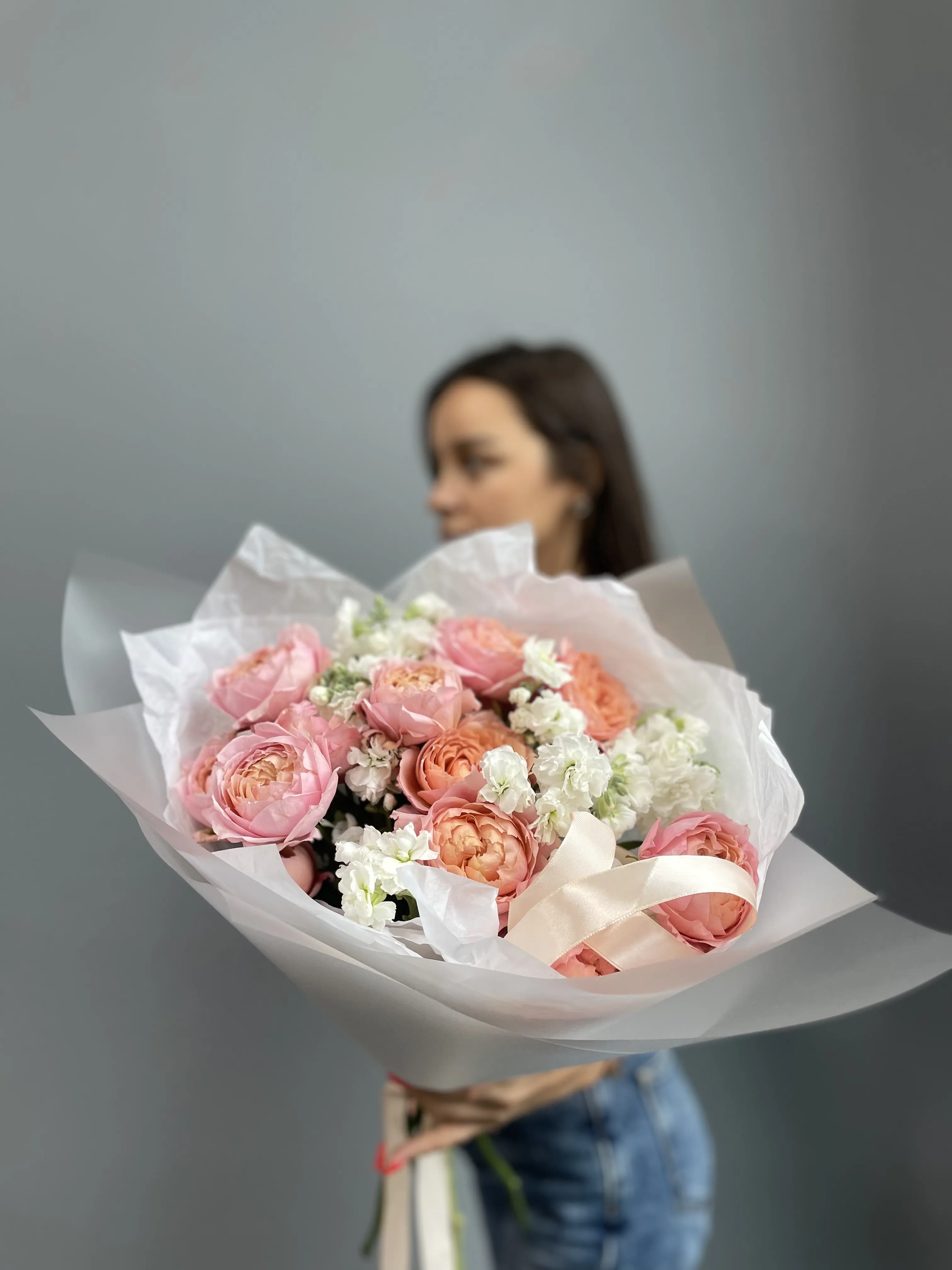 Фото Роскошный букет из кустовой розы Джульетты и ароматной маттиолы