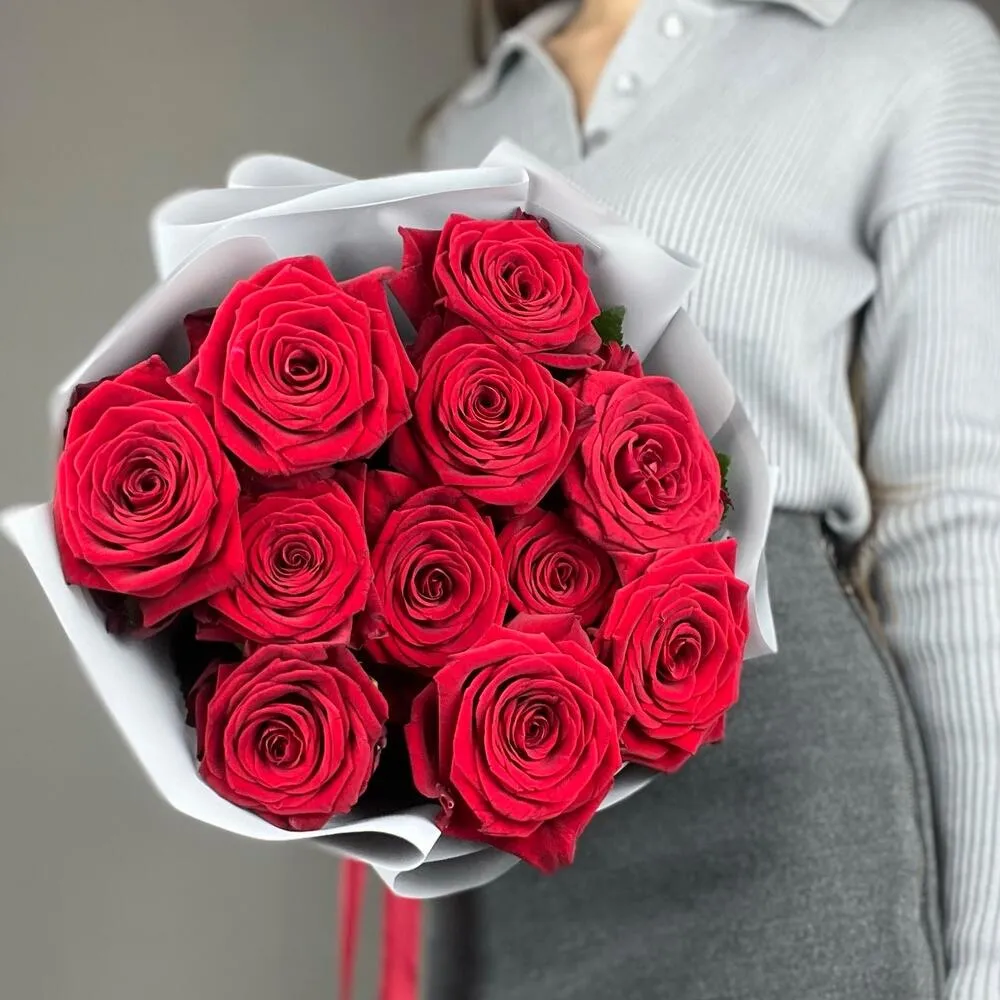 Фото 11 красных роз в крафт упаковке