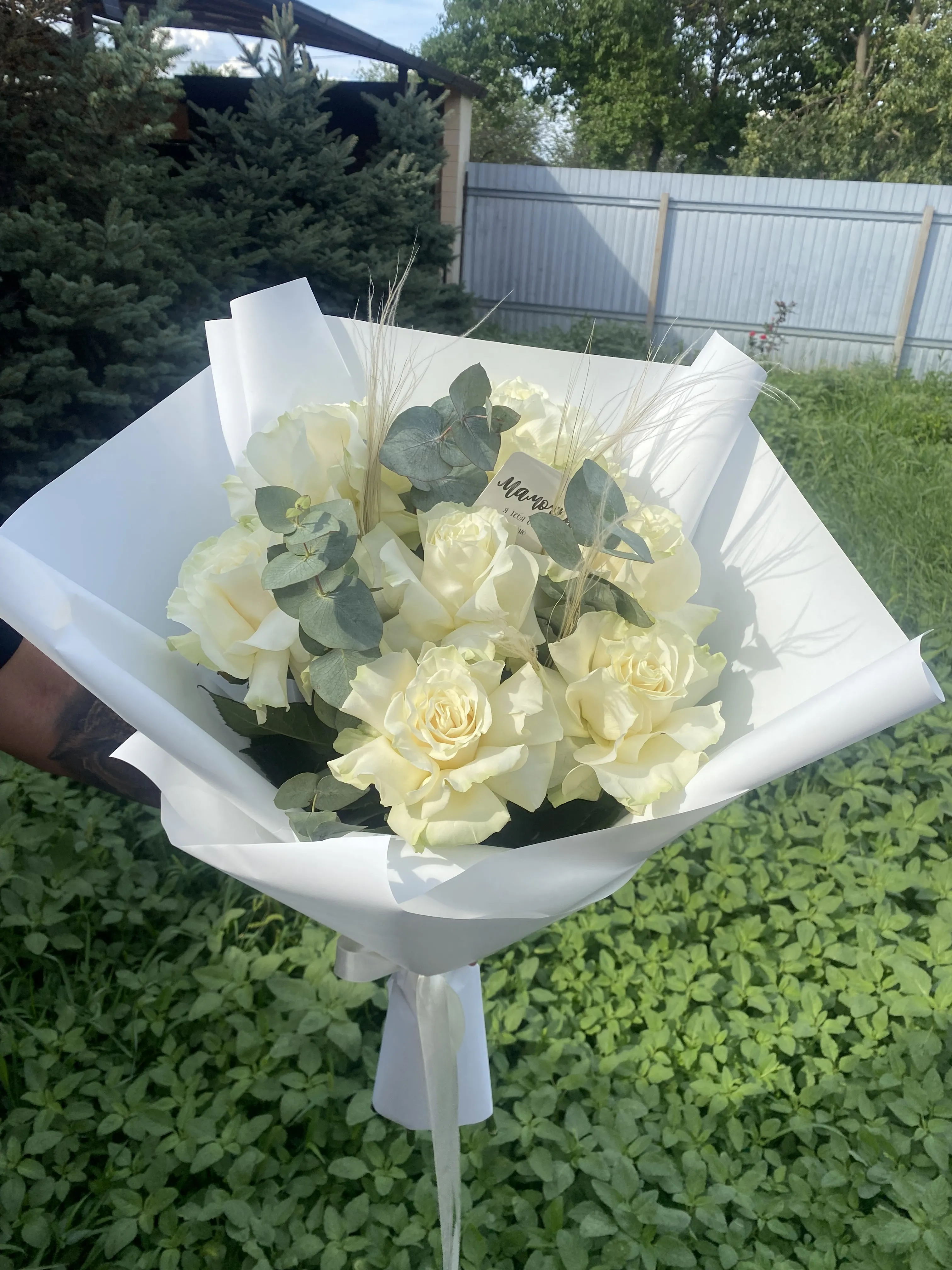 Фото Букет из белой розы и эвкалипта 7шт
