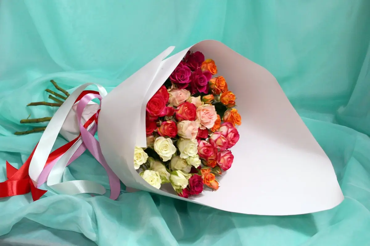 Фото Букет из 9 разноцветных кустовых роз